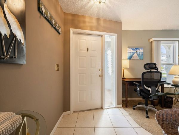 Three Bedroooms Two Bath Pool Home Walk to beach