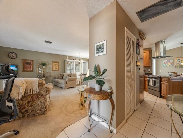 Three Bedroooms Two Bath Pool Home Walk to beach