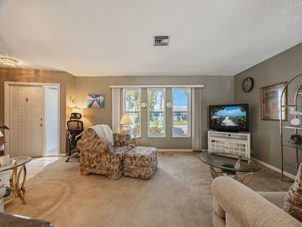 Three Bedroooms Two Bath Pool Home Walk to beach