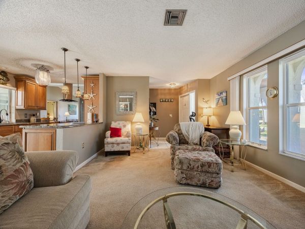 Three Bedroooms Two Bath Pool Home Walk to beach