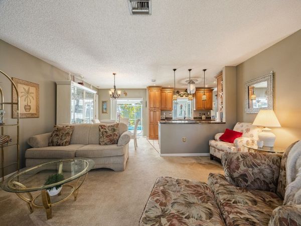 Three Bedroooms Two Bath Pool Home Walk to beach