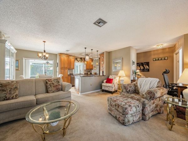 Three Bedroooms Two Bath Pool Home Walk to beach