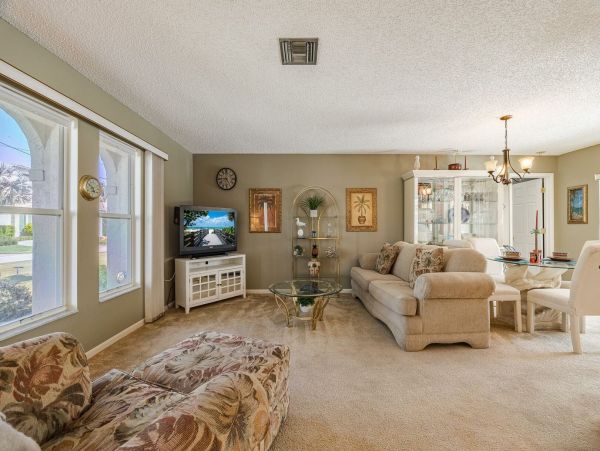 Three Bedroooms Two Bath Pool Home Walk to beach