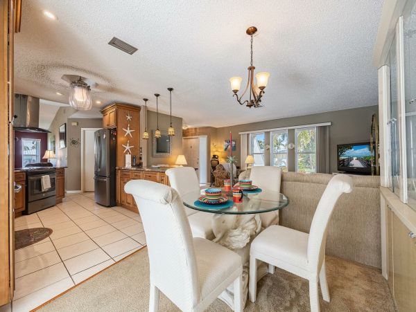 Three Bedroooms Two Bath Pool Home Walk to beach
