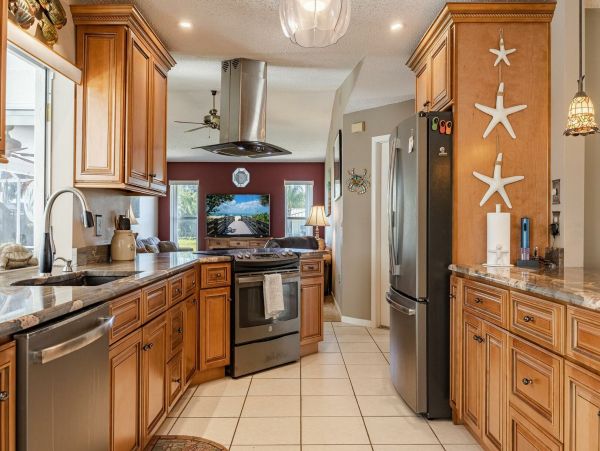 Three Bedroooms Two Bath Pool Home Walk to beach