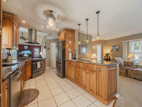 Three Bedroooms Two Bath Pool Home Walk to beach