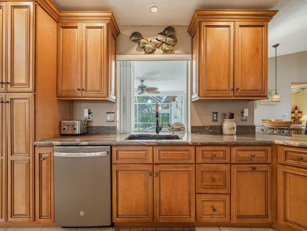 Three Bedroooms Two Bath Pool Home Walk to beach