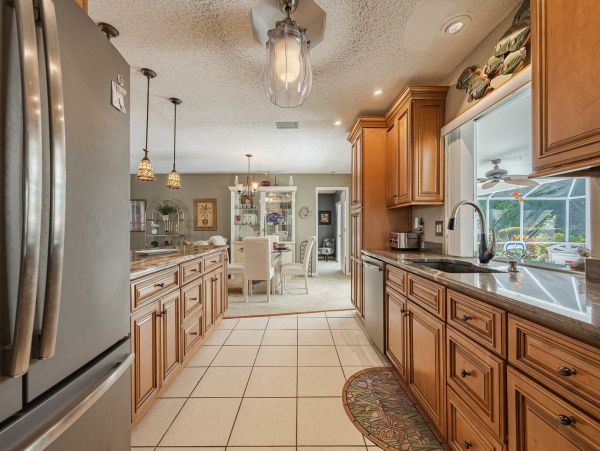 Three Bedroooms Two Bath Pool Home Walk to beach