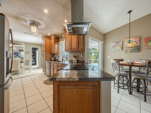 Three Bedroooms Two Bath Pool Home Walk to beach