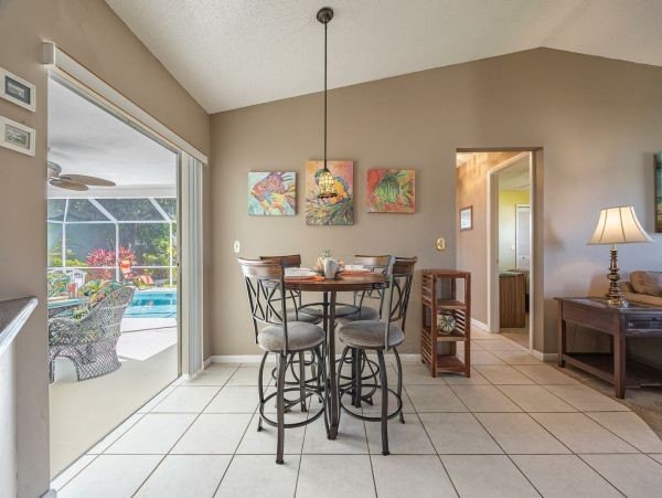 Three Bedroooms Two Bath Pool Home Walk to beach
