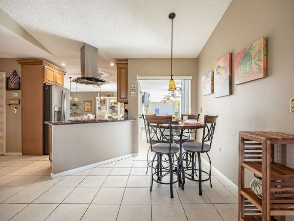 Three Bedroooms Two Bath Pool Home Walk to beach