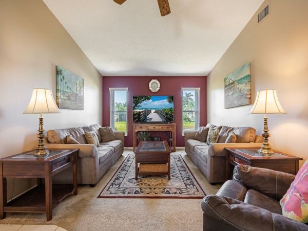 Three Bedroooms Two Bath Pool Home Walk to beach