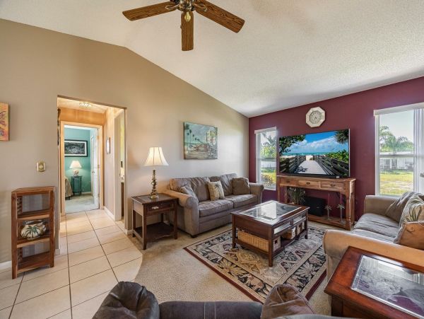 Three Bedroooms Two Bath Pool Home Walk to beach