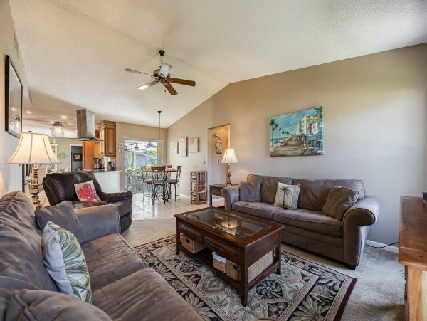 Three Bedroooms Two Bath Pool Home Walk to beach