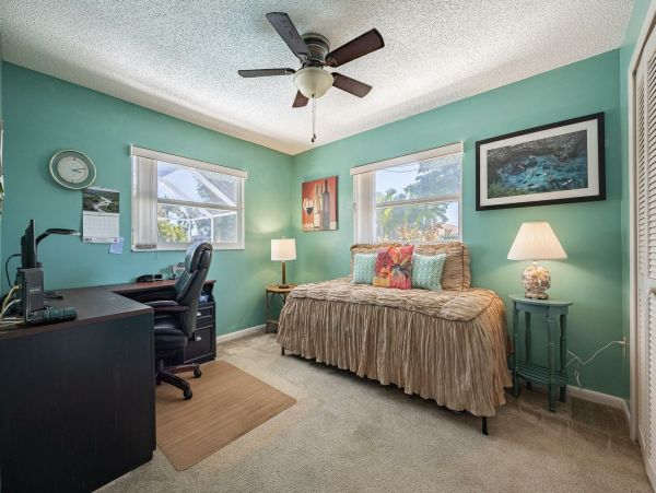Three Bedroooms Two Bath Pool Home Walk to beach