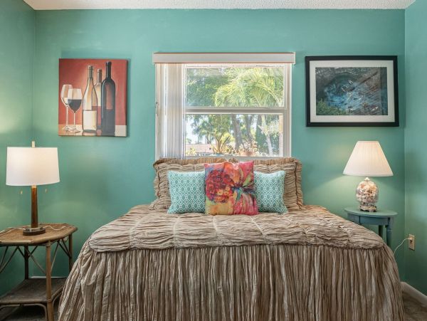 Three Bedroooms Two Bath Pool Home Walk to beach