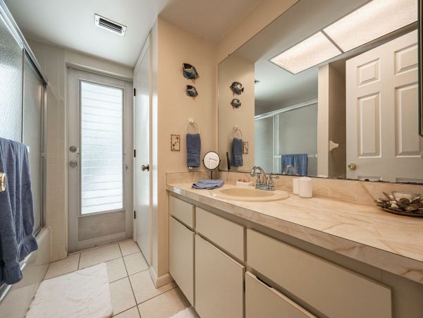 Three Bedroooms Two Bath Pool Home Walk to beach