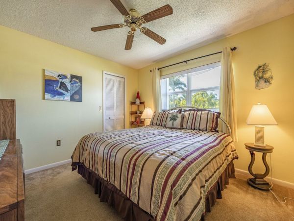 Three Bedroooms Two Bath Pool Home Walk to beach