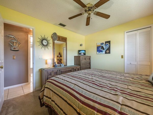 Three Bedroooms Two Bath Pool Home Walk to beach