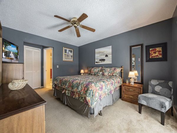 Three Bedroooms Two Bath Pool Home Walk to beach