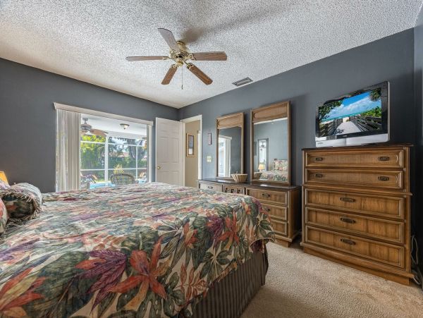 Three Bedroooms Two Bath Pool Home Walk to beach
