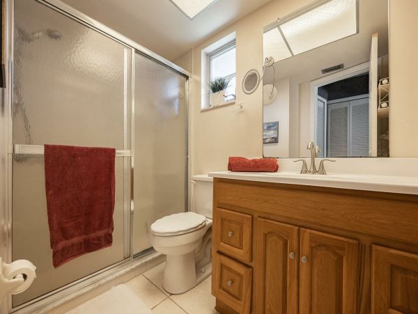 Three Bedroooms Two Bath Pool Home Walk to beach