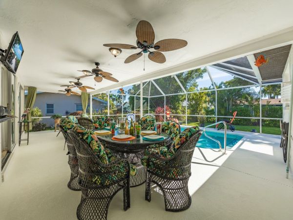 Three Bedroooms Two Bath Pool Home Walk to beach