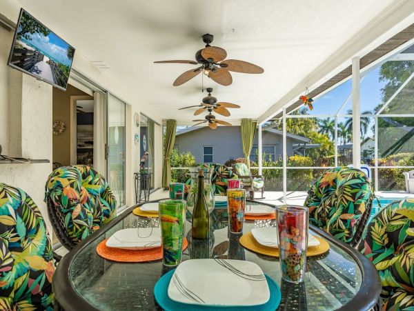 Three Bedroooms Two Bath Pool Home Walk to beach