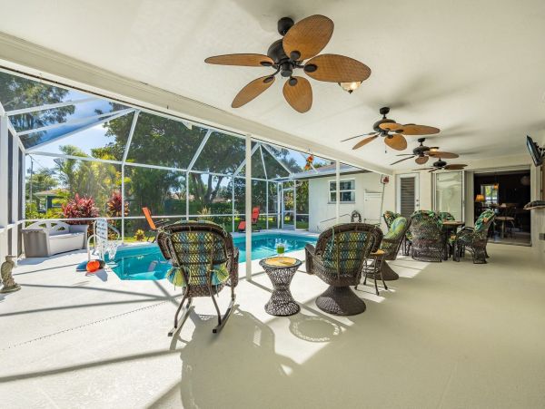 Three Bedroooms Two Bath Pool Home Walk to beach