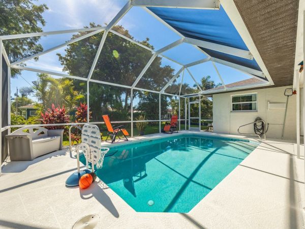 Three Bedroooms Two Bath Pool Home Walk to beach