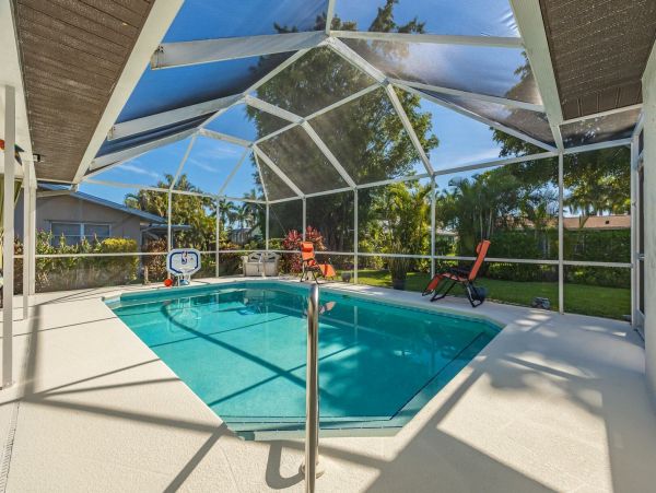 Three Bedroooms Two Bath Pool Home Walk to beach