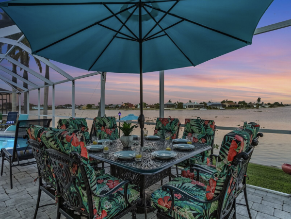 NEW ARRIVAL CAPE CORAL VACATION HOME WATER FRONT GREAT LOCATION