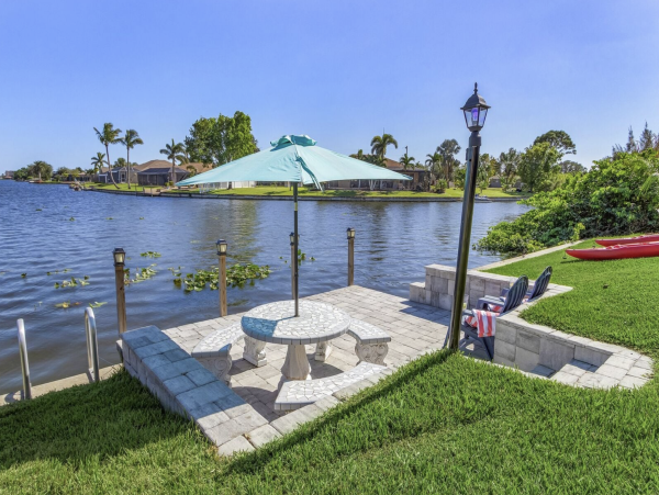 NEW ARRIVAL CAPE CORAL VACATION HOME WATER FRONT GREAT LOCATION