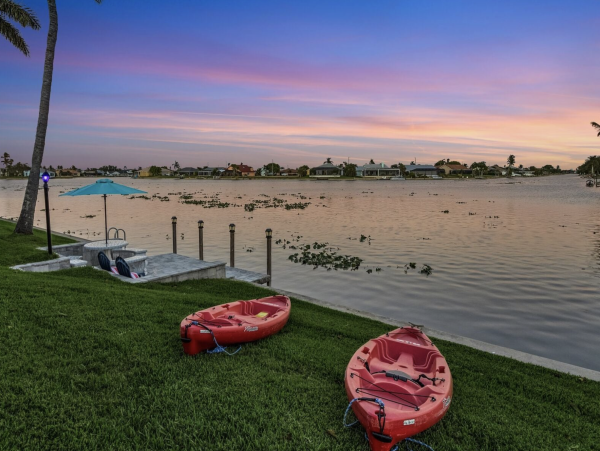 NEW ARRIVAL CAPE CORAL VACATION HOME WATER FRONT GREAT LOCATION