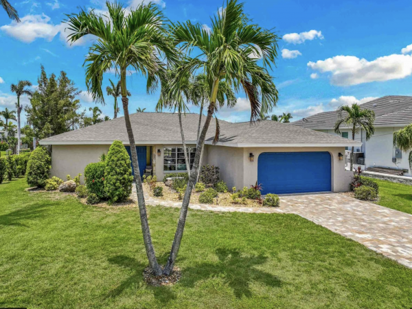 Cape Coral 3 Bedroom Vacation Home with Great Amenities