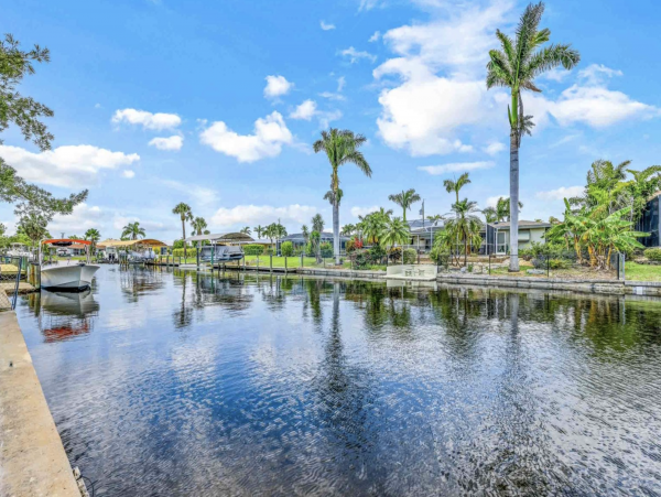 Cape Coral 3 Bedroom Vacation Home with Great Amenities