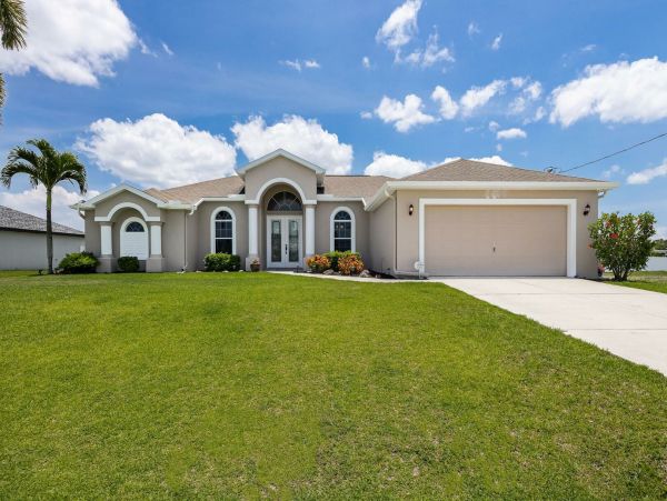 Beautiful Pool House with 3 Bedrooms in Cape Coral