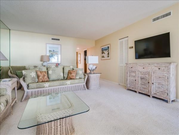 Boca Grande Penthouse level Superb Views of Beach