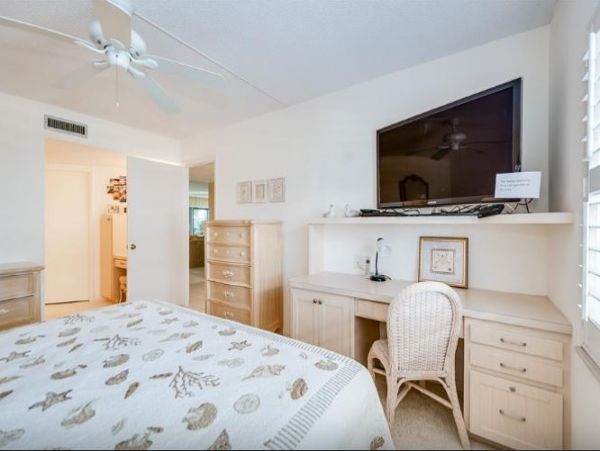 Boca Grande Penthouse level Superb Views of Beach