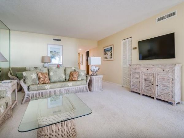 Boca Grande Penthouse level Superb Views of Beach