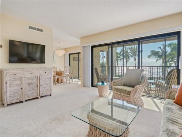 Boca Grande Penthouse level Superb Views of Beach