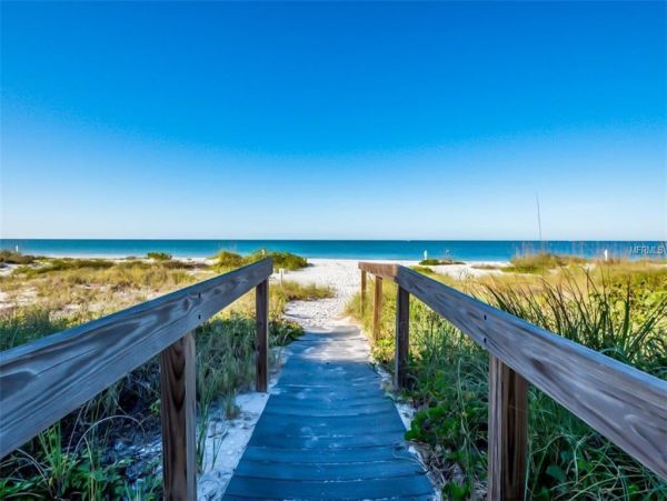 Boca Grande Penthouse level Superb Views of Beach