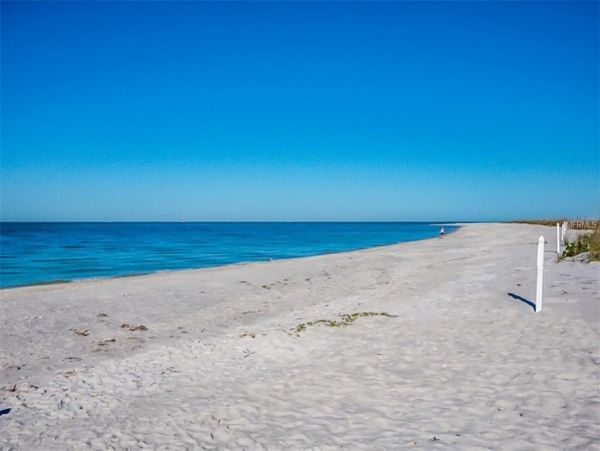 Boca Grande Penthouse level Superb Views of Beach
