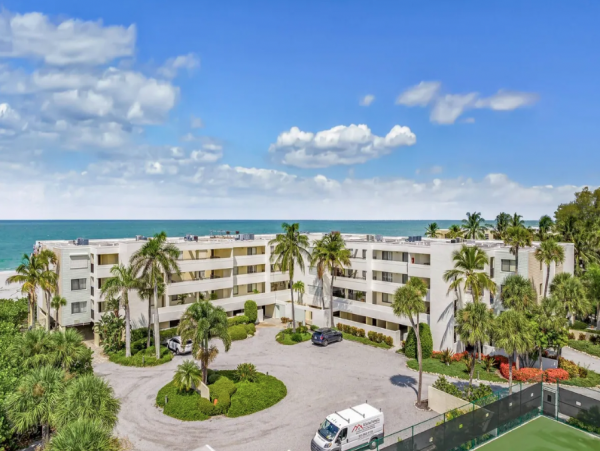Boca Grande Penthouse level Superb Views of Beach