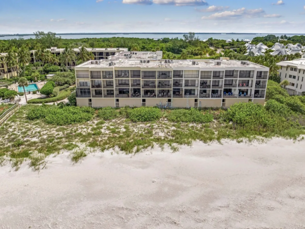 Boca Grande Penthouse level Superb Views of Beach