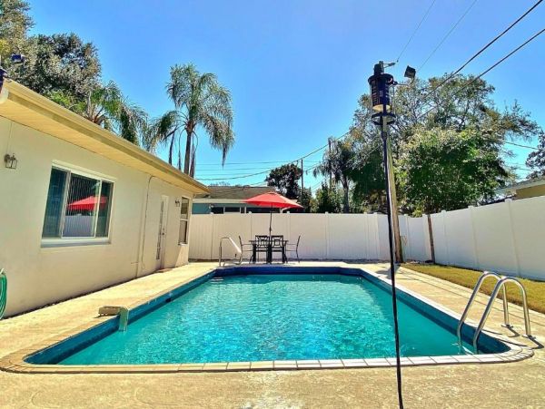 Largo Vacation Pool Home Four Bedroom