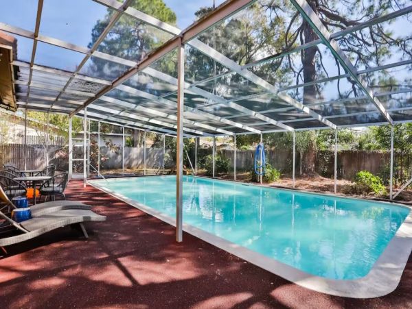 Gorgeous 4 Bedroom Vacation Pool Home in Seminole