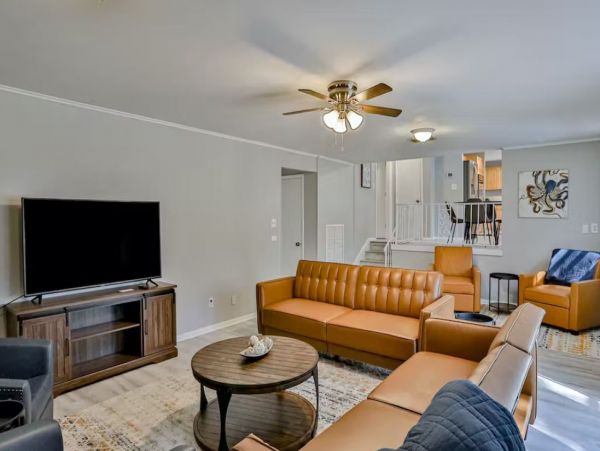 Gorgeous 4 Bedroom Vacation Pool Home in Seminole
