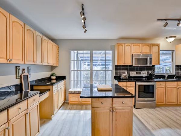 Gorgeous 4 Bedroom Vacation Pool Home in Seminole