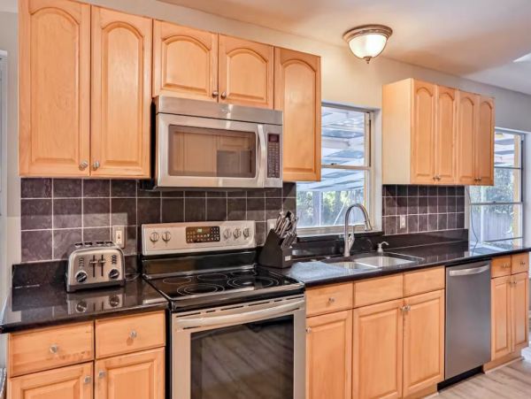 Gorgeous 4 Bedroom Vacation Pool Home in Seminole